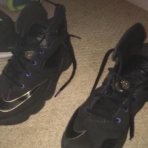 NIKE LeBron 13 black gold purple size 5